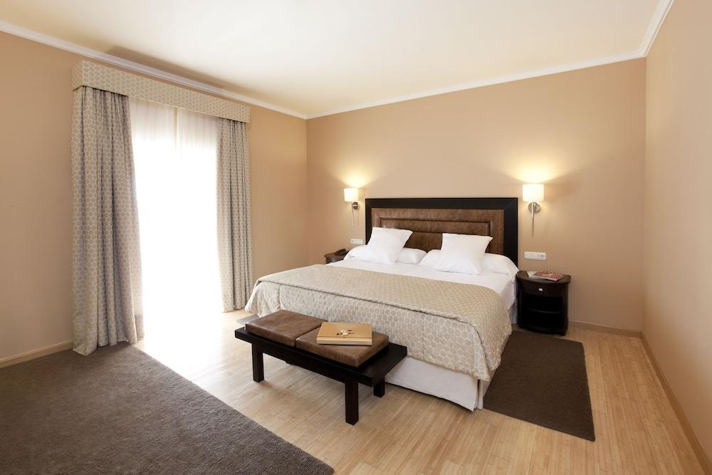 Hospes Palacio De Arenales & Spa Caceres Exterior photo A bedroom