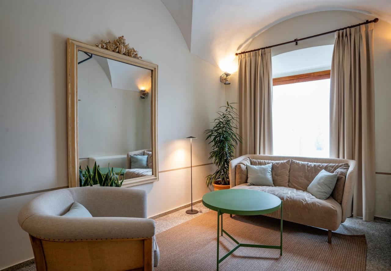 Hospes Palacio De Arenales & Spa Caceres Exterior photo A room at the hotel