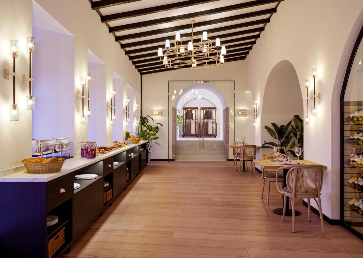 Hospes Palacio De Arenales & Spa Caceres Exterior photo The interior of the lounge