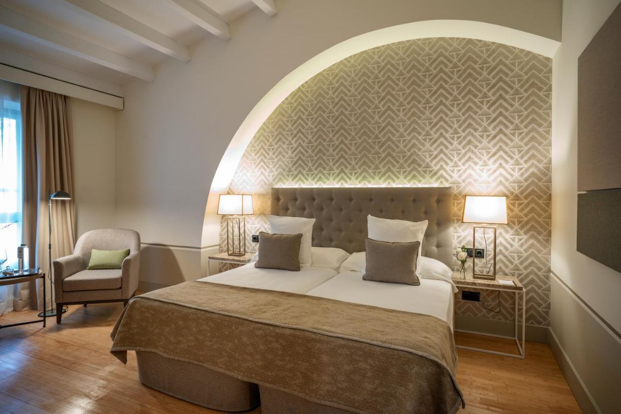 Hospes Palacio De Arenales & Spa Caceres Exterior photo A room at the hotel