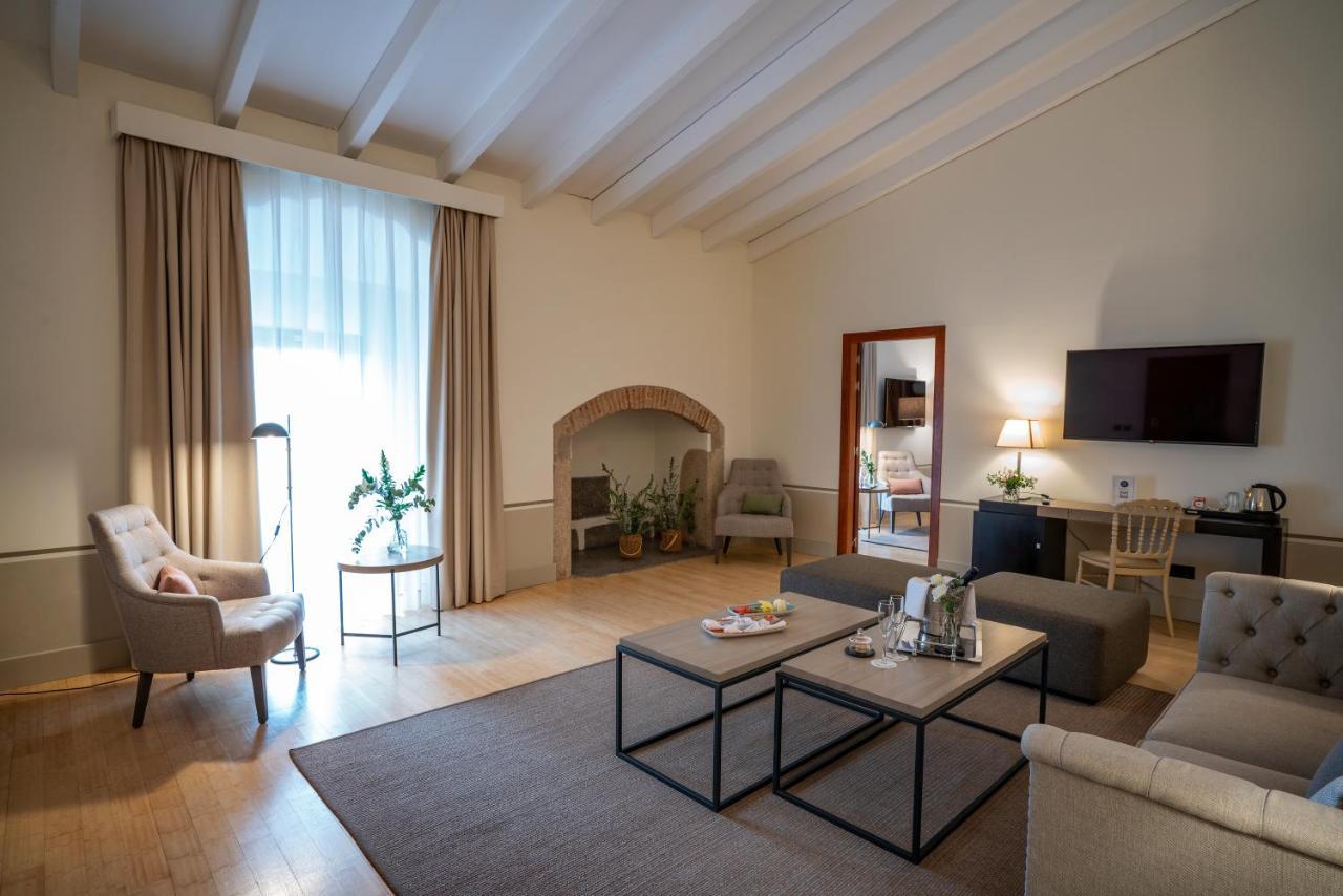 Hospes Palacio De Arenales & Spa Caceres Exterior photo A suite at Hotel 1872