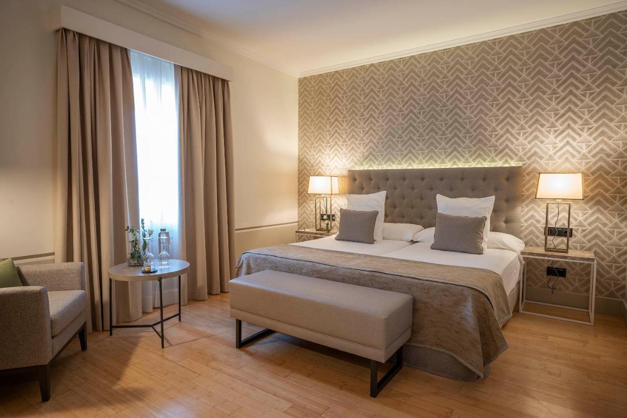 Hospes Palacio De Arenales & Spa Caceres Exterior photo Deluxe room