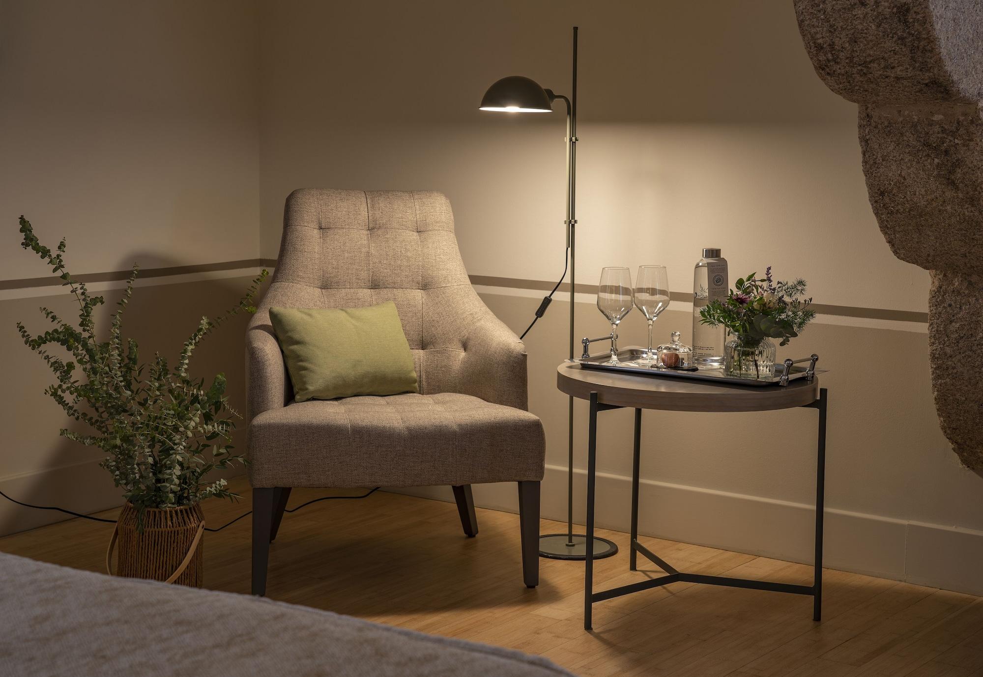 Hospes Palacio De Arenales & Spa Caceres Exterior photo A floor lamp