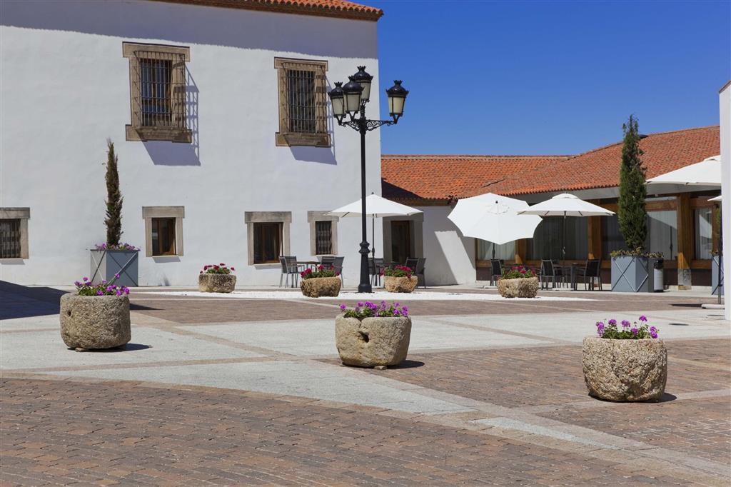 Hospes Palacio De Arenales & Spa Caceres Exterior photo The square in front of the Casa Diogo Cao
