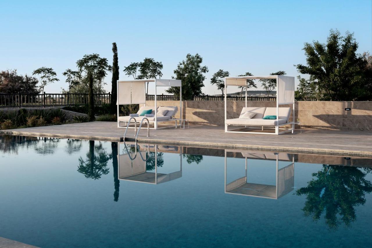 Hospes Palacio De Arenales & Spa Caceres Exterior photo 3D rendering of a poolside scene