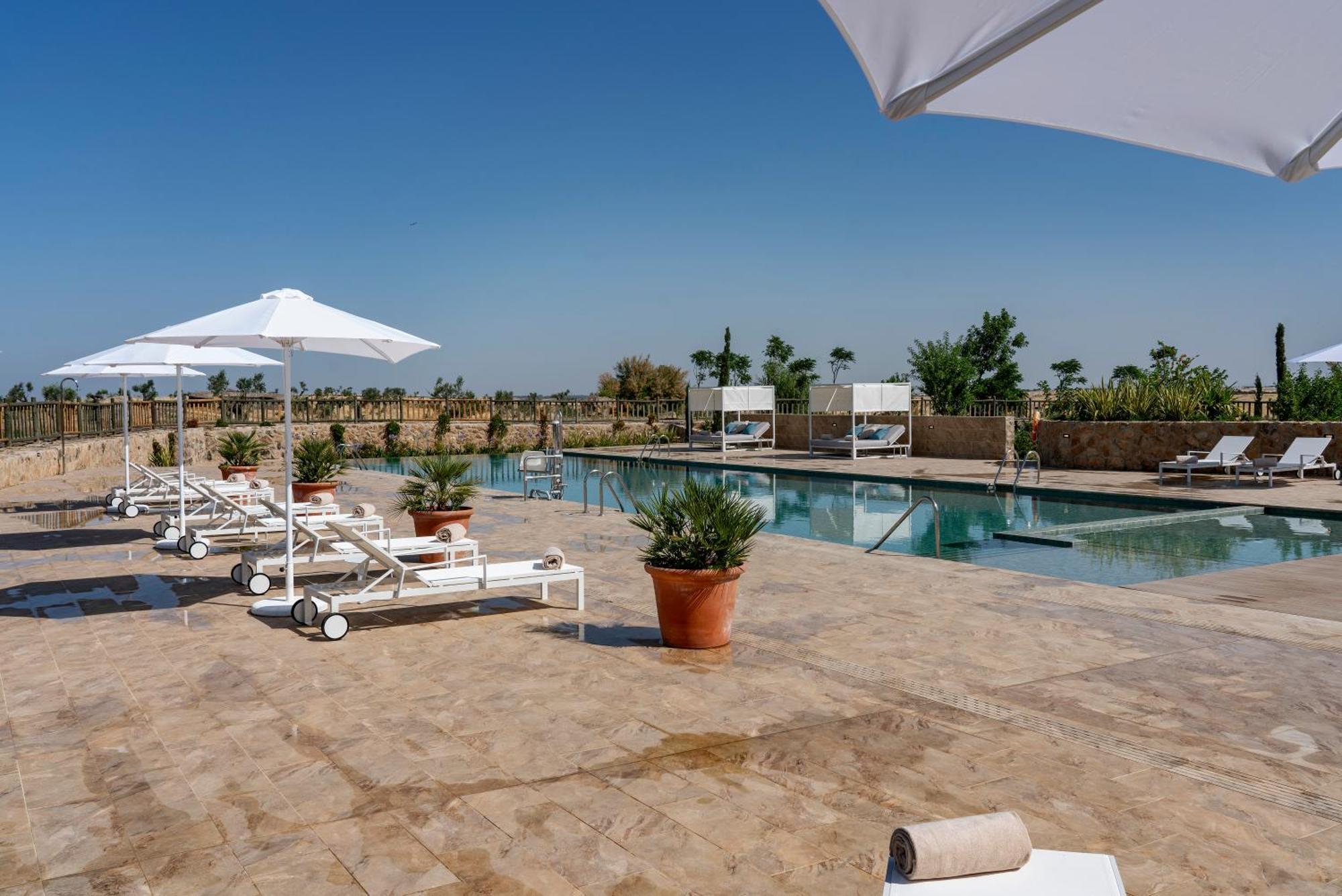 Hospes Palacio De Arenales & Spa Caceres Exterior photo The pool at the hotel