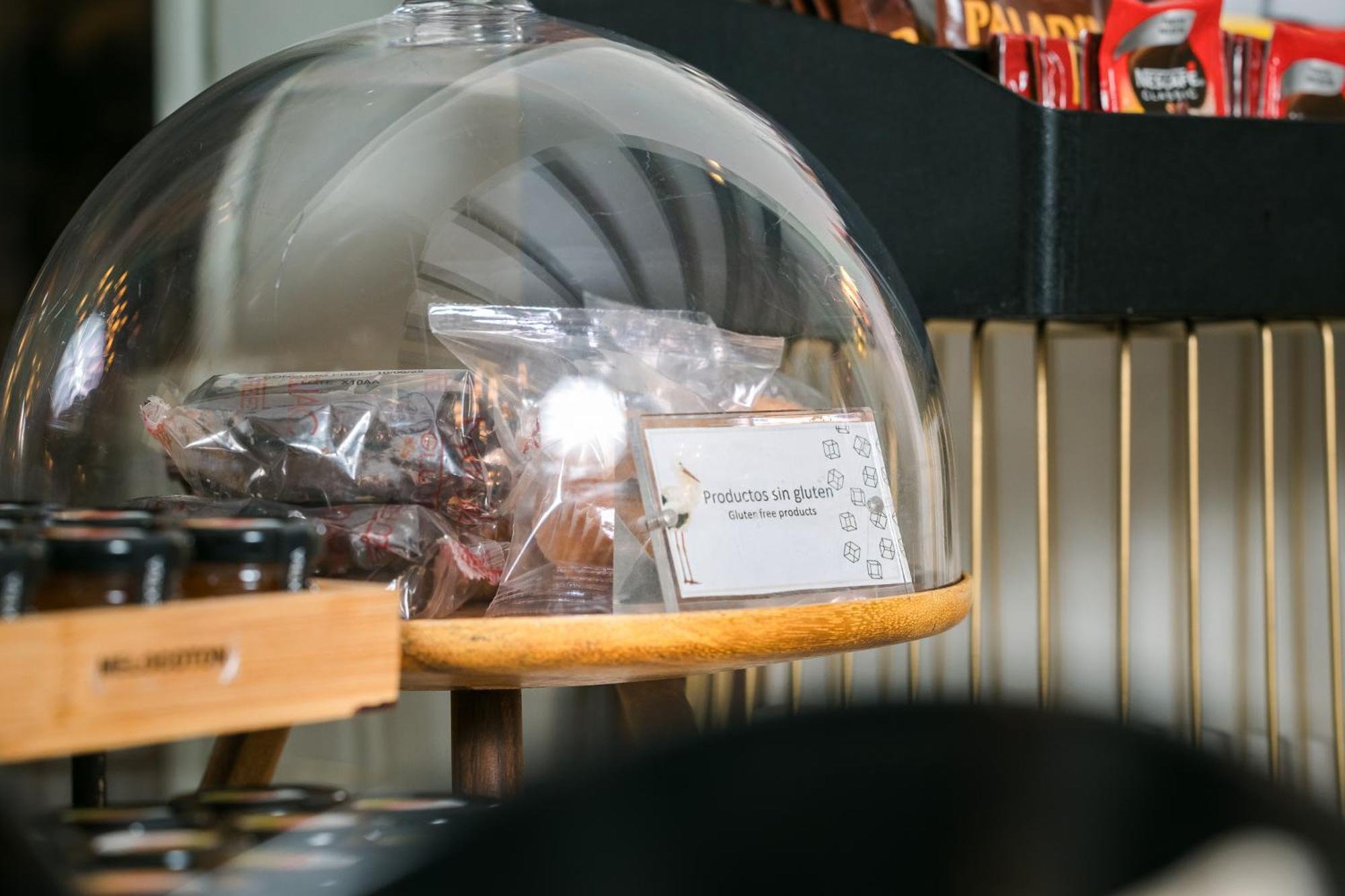 Hospes Palacio De Arenales & Spa Caceres Exterior photo A chocolate display at a coffee shop