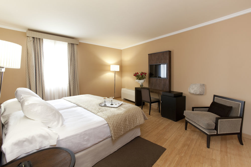 Hospes Palacio De Arenales & Spa Caceres Exterior photo A room at the hotel