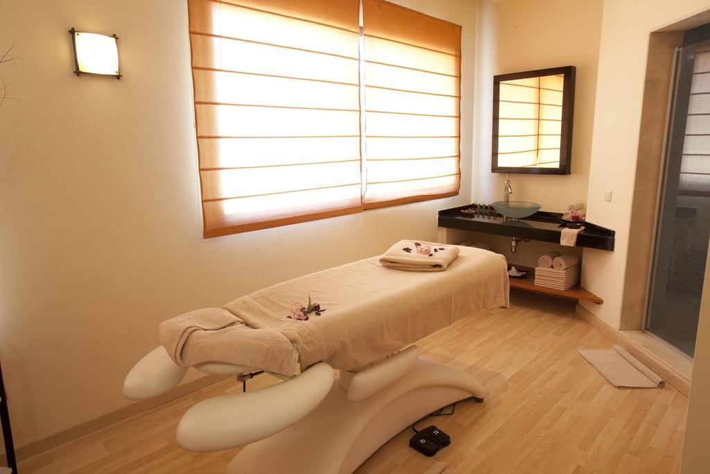 Hospes Palacio De Arenales & Spa Caceres Exterior photo A massage room at a spa