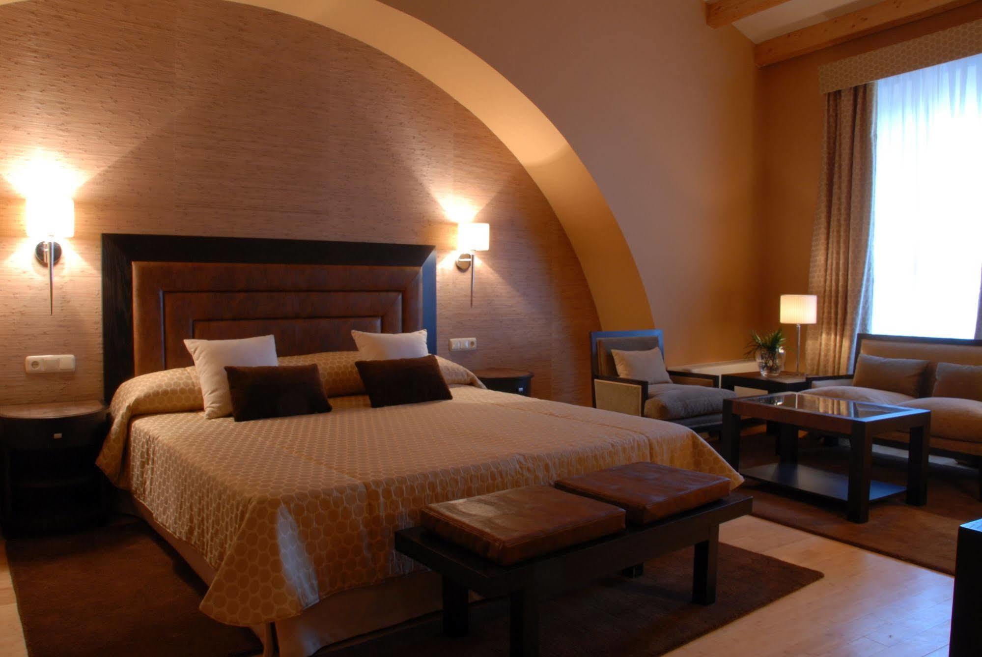 Hospes Palacio De Arenales & Spa Caceres Room photo A room at the hotel
