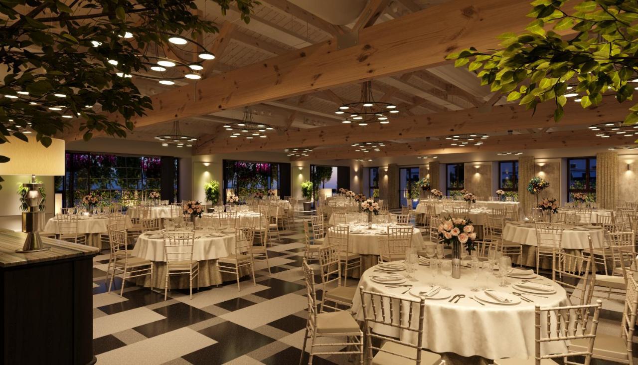 Hospes Palacio De Arenales & Spa Caceres Exterior photo The interior of the ballroom