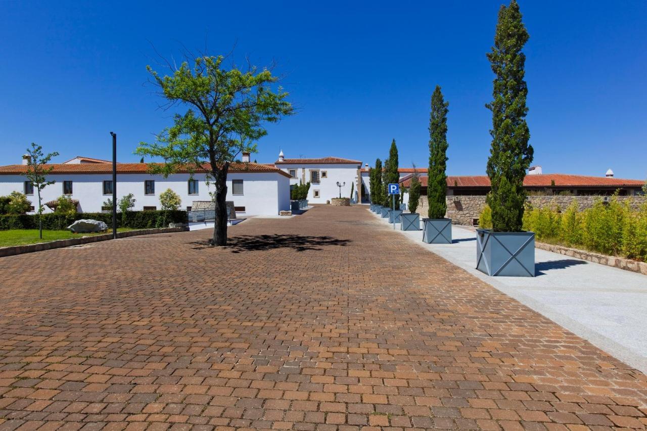 Hospes Palacio De Arenales & Spa Caceres Exterior photo The main square of the complex